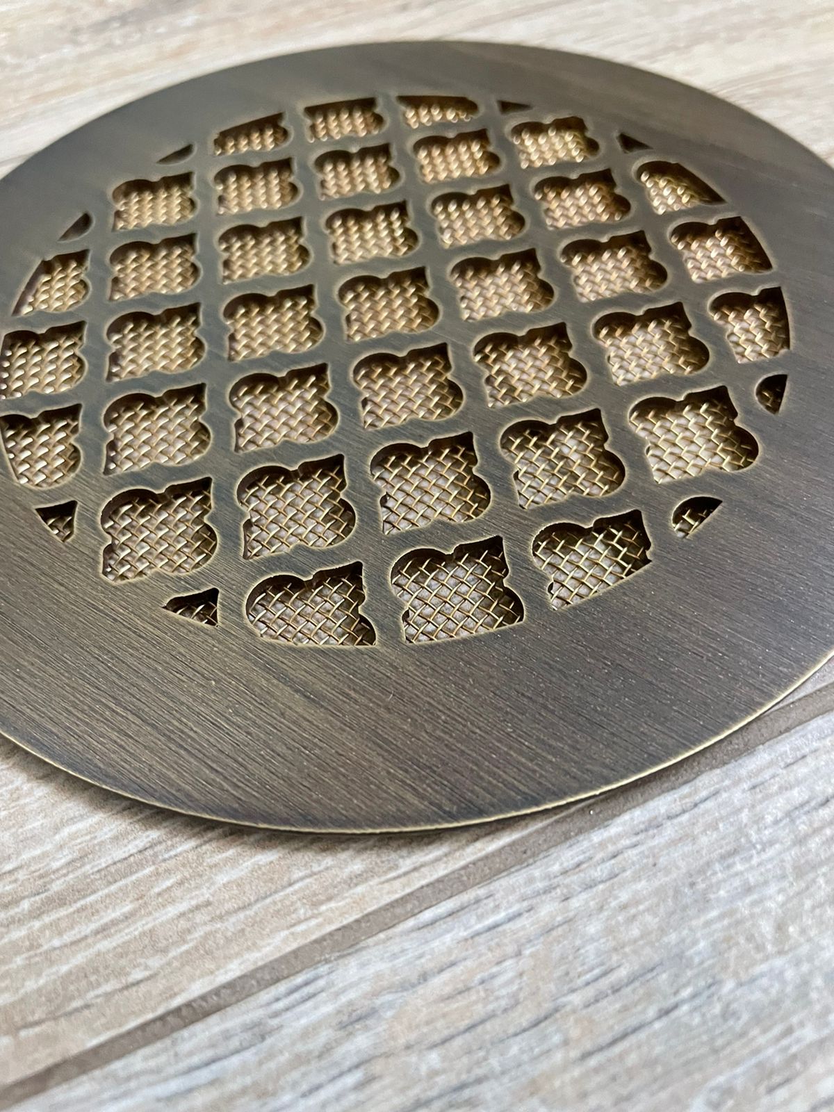 Латунная вентиляционная решётка круглая с патиной ЛРК 350 150мм