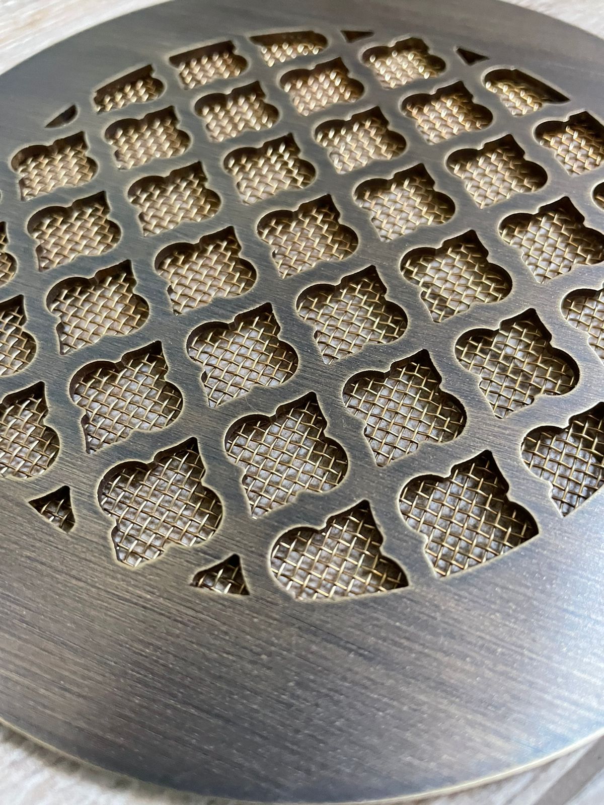 Латунная вентиляционная решётка круглая с патиной ЛРК 350 150мм